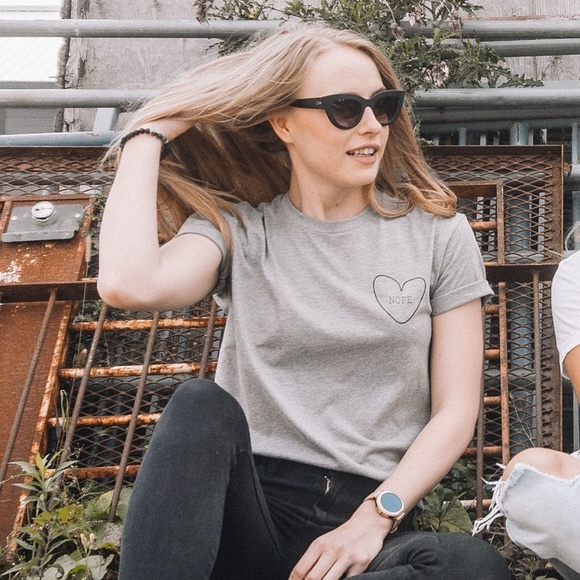 Meet your Posher, Paige 🌺🌟🌼 - Picture 2 of 4